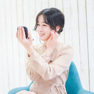 メイクを直す女性